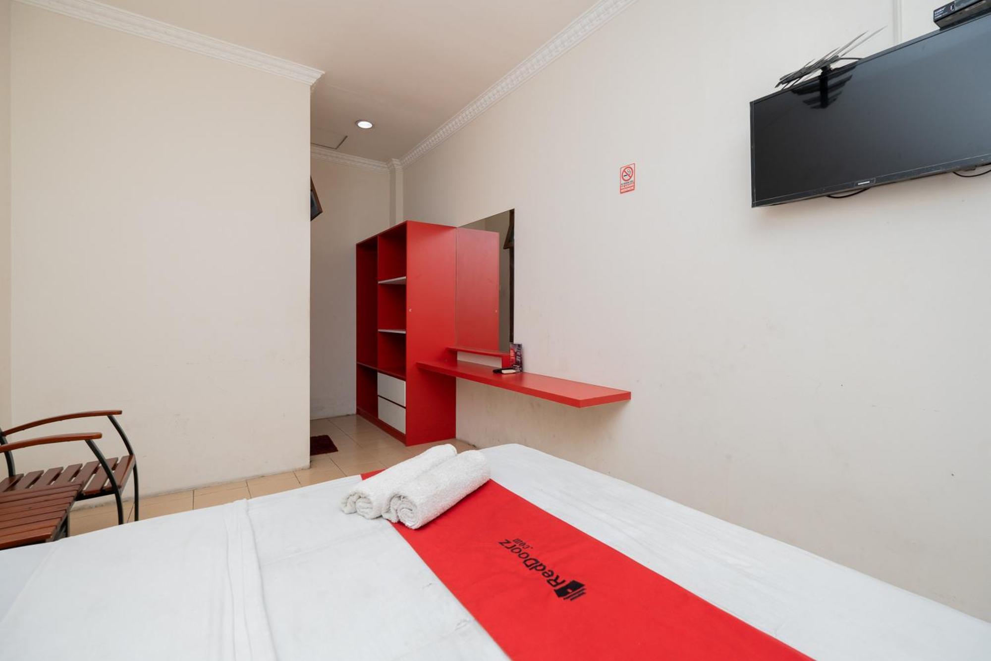 Reddoorz Plus @ Gunungsari Surabaya Kedurus Esterno foto