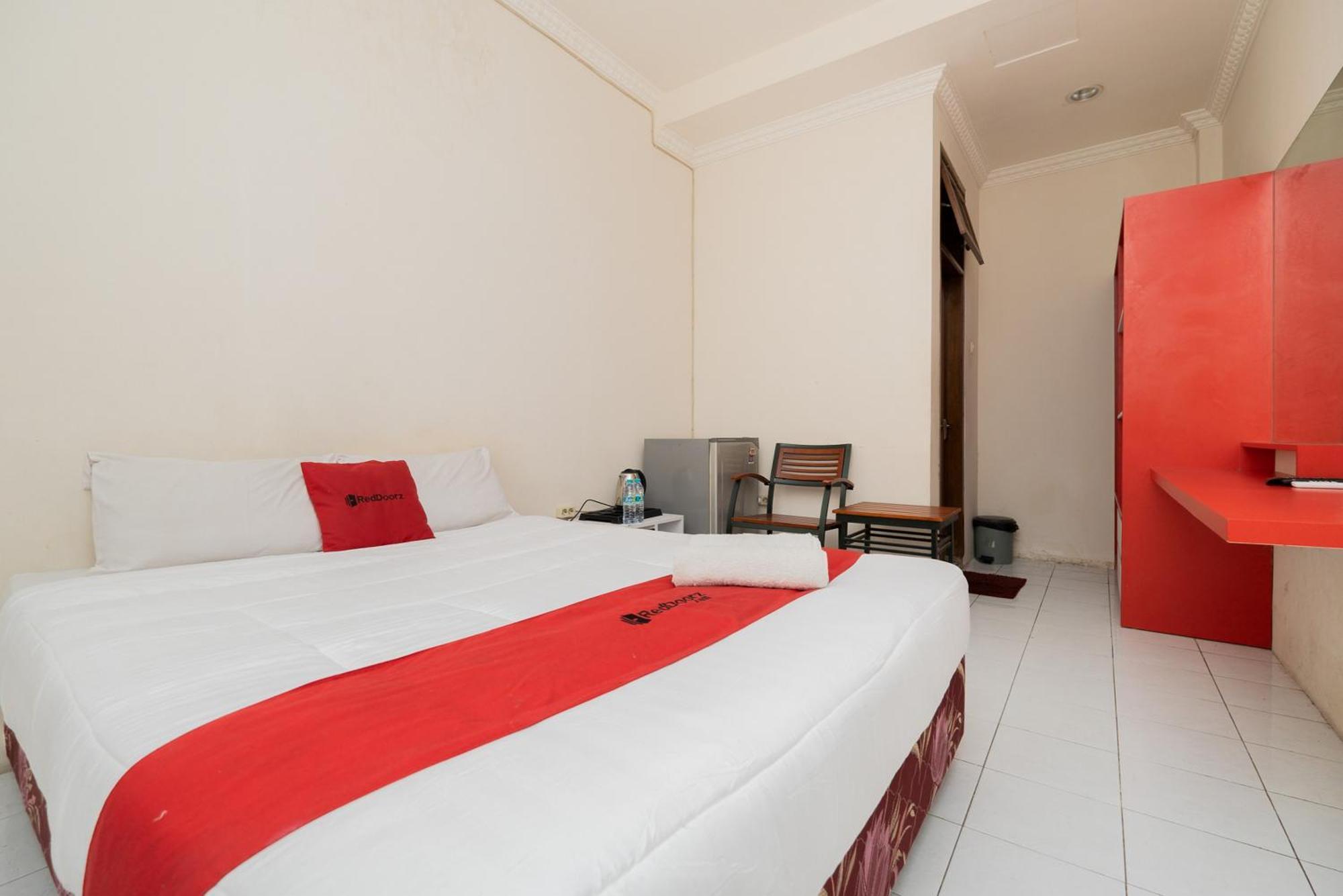 Reddoorz Plus @ Gunungsari Surabaya Kedurus Esterno foto