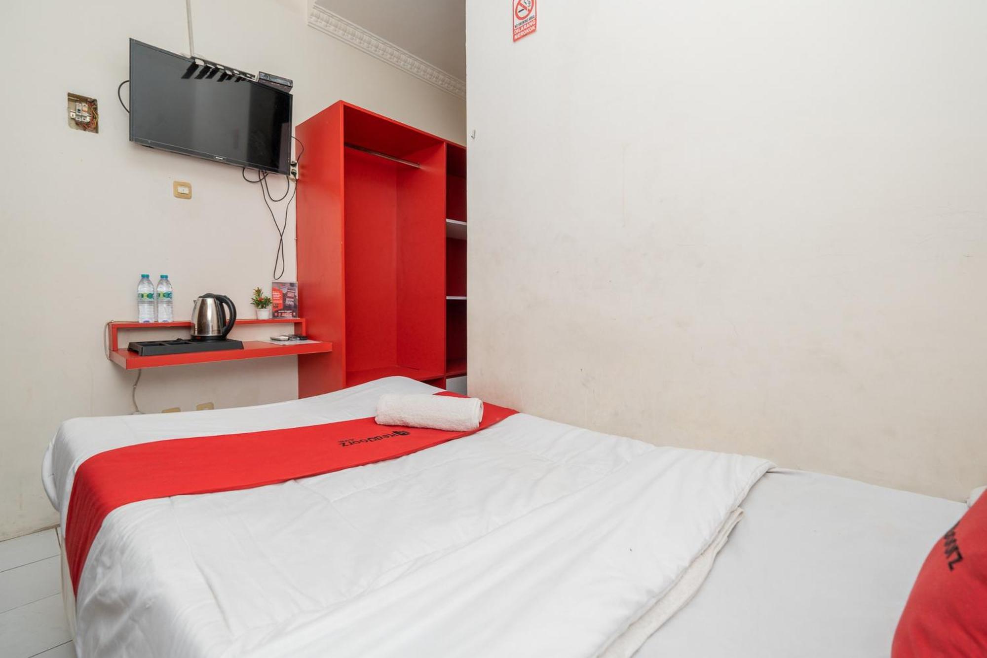 Reddoorz Plus @ Gunungsari Surabaya Kedurus Esterno foto