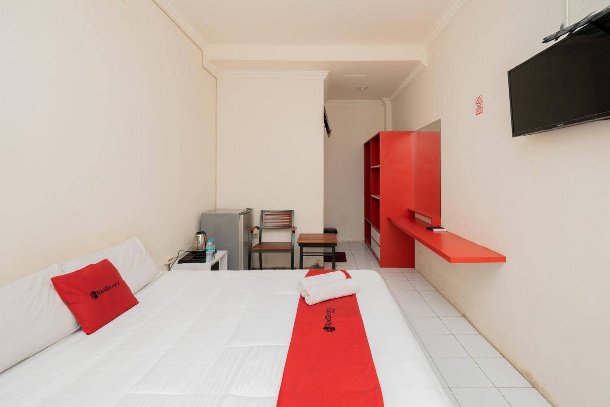 Reddoorz Plus @ Gunungsari Surabaya Kedurus Esterno foto