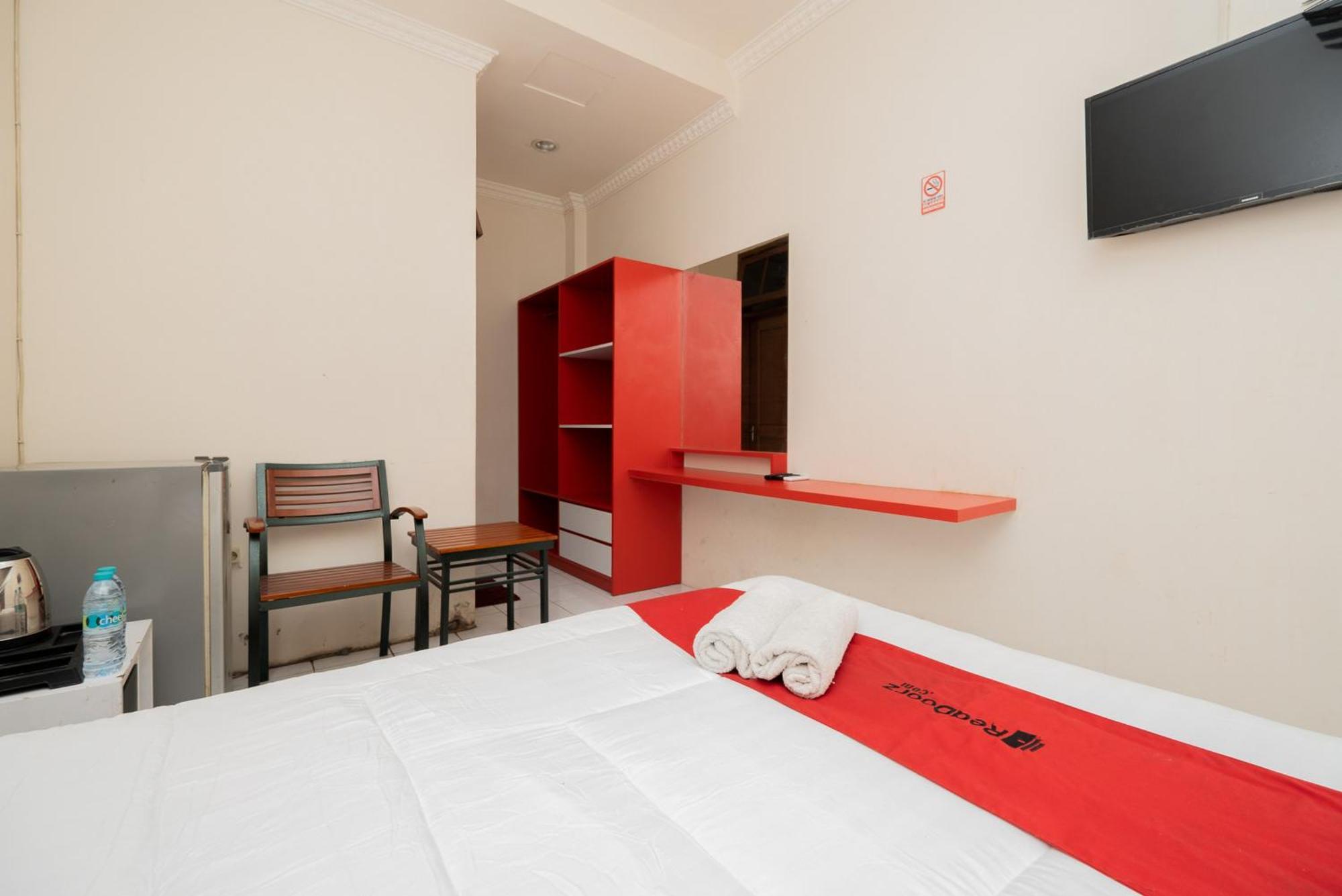 Reddoorz Plus @ Gunungsari Surabaya Kedurus Esterno foto